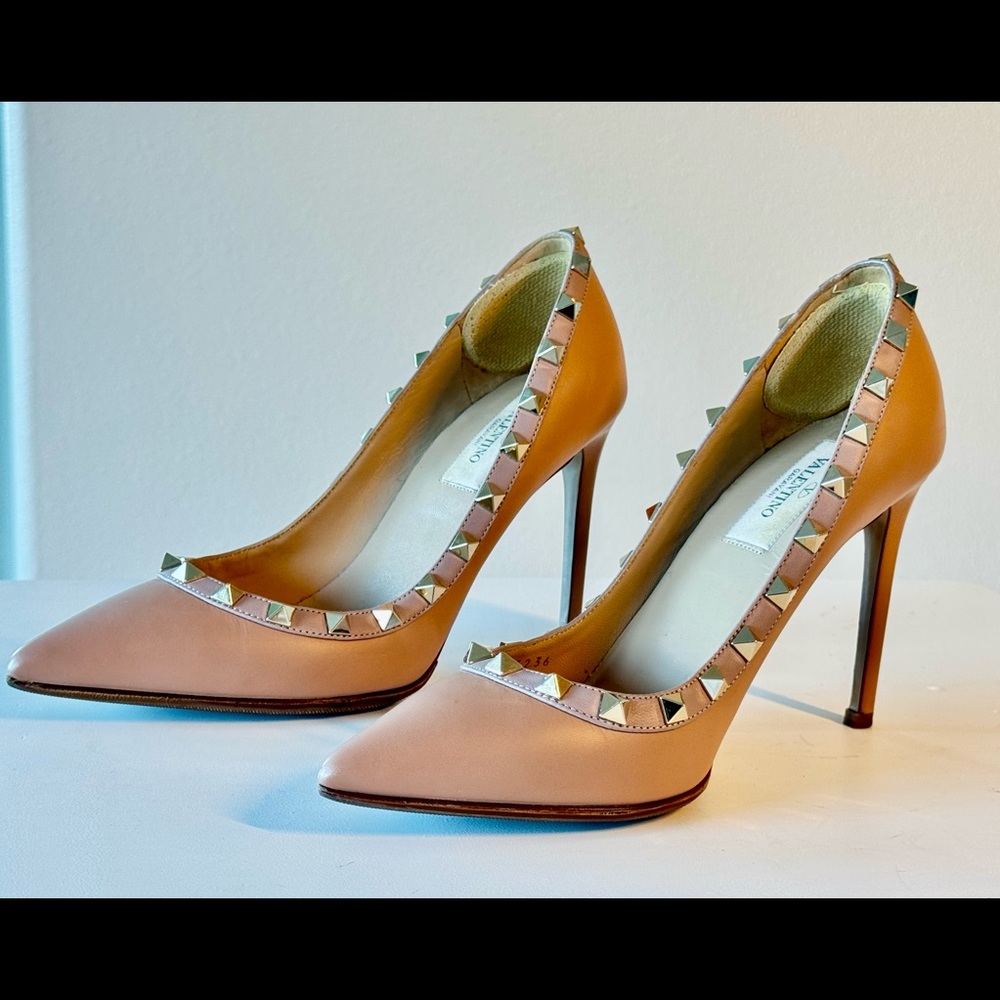 Valentino Rockstud Accents Patent leather pumps. Like New condition! Size 36,US6